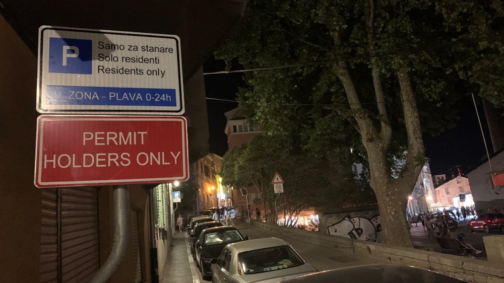 Nakon 22. sata je Ulica Castropola postala 5. zona gdje je parkiranje dozvoljeno samo stanarima (Snimio Paulo Gregorović)